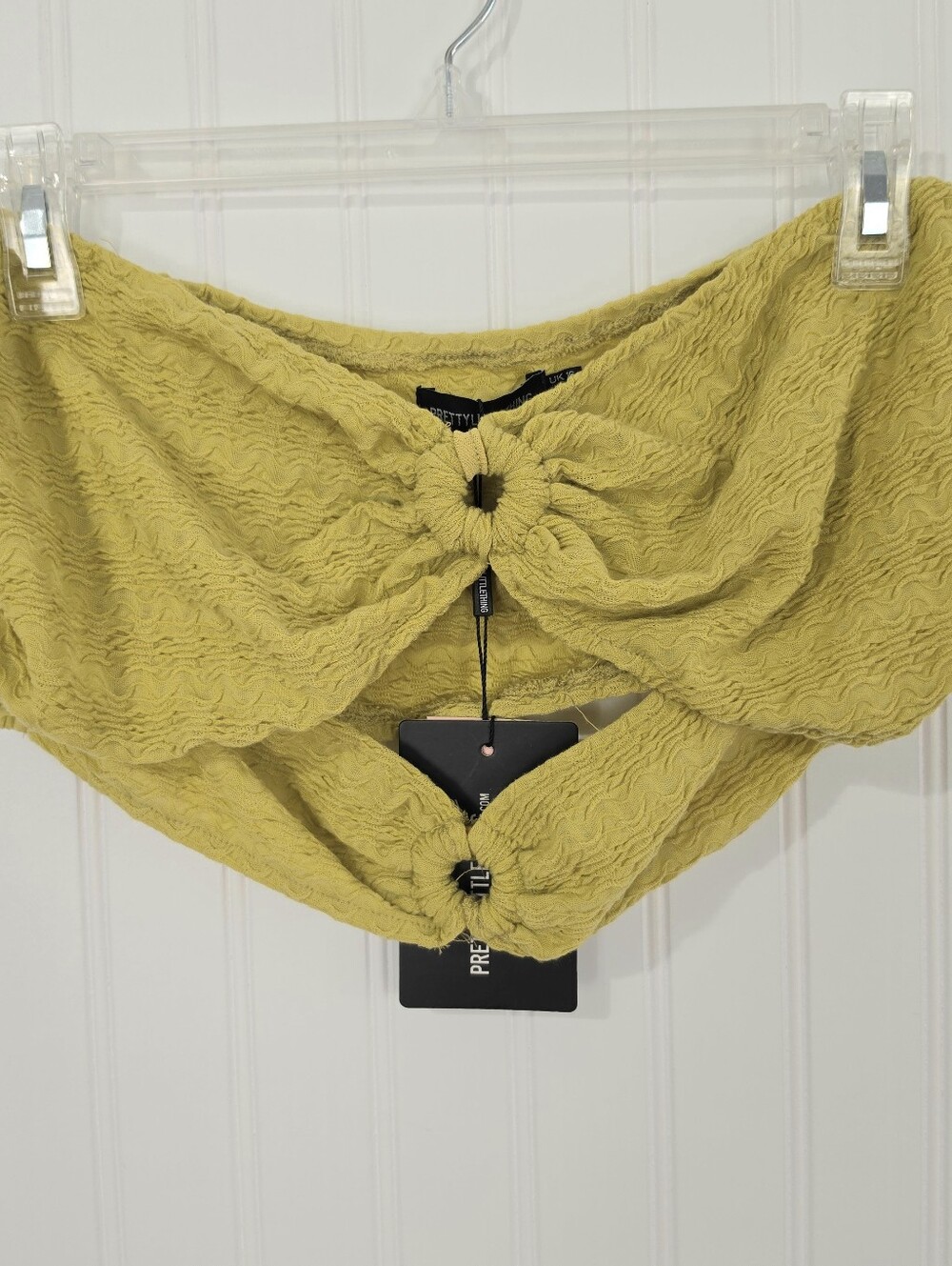 PrettyLittleThing | NWT Charteuse Textured Wooden Ring Halter Crop Top Size 12